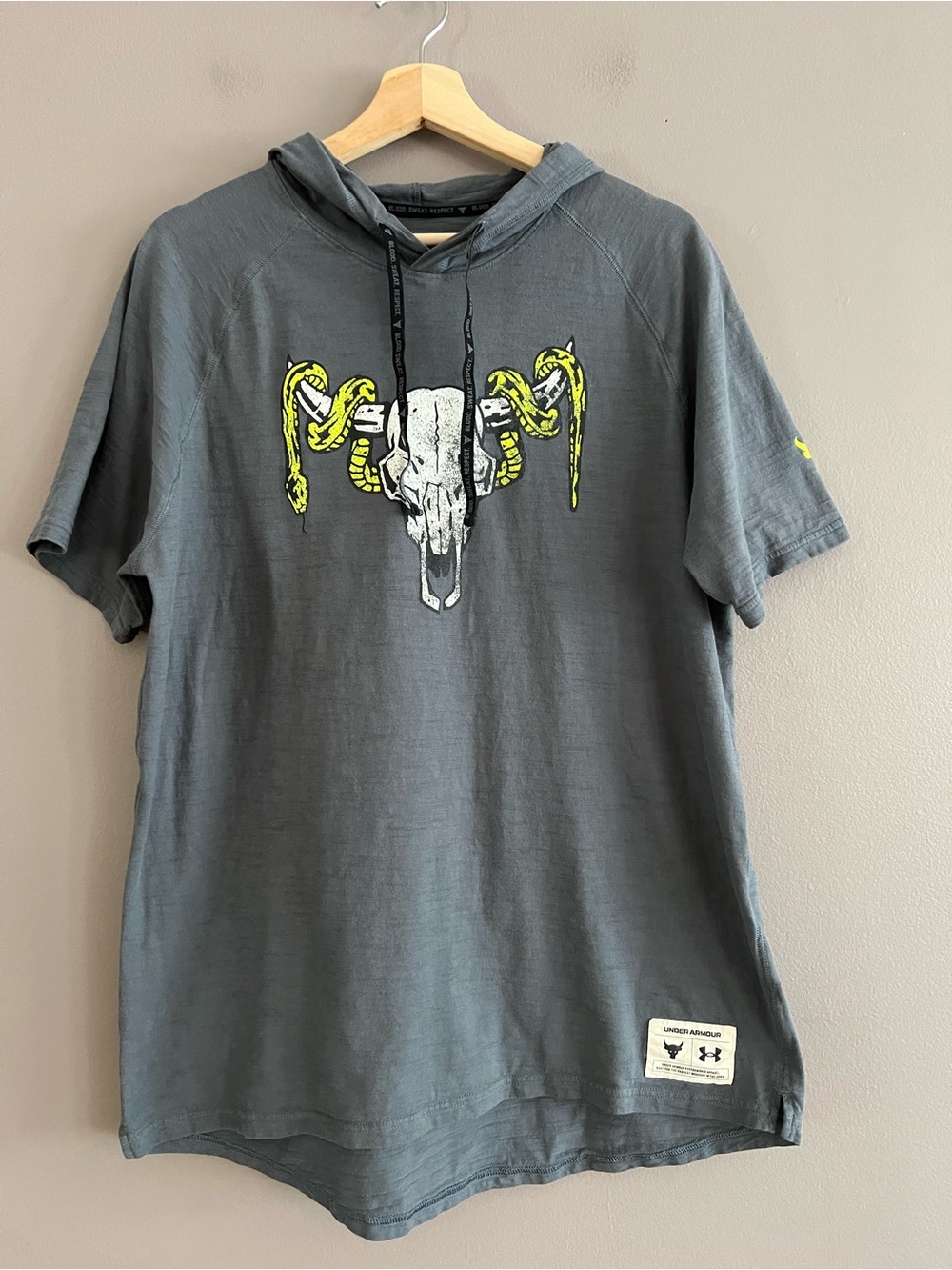 Under Armour Mens Project Rock Brahma Bull Skull Short Sleeve Hoodie Grey Large